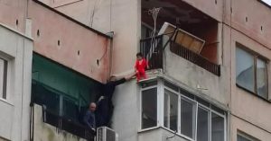 Настаняват детето от балкона в Ямбол в семейство в Ракитово