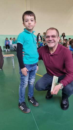 Димитър Баненкин чете“Питър Пан“ на децата в СУ“Д-р П.Берон“