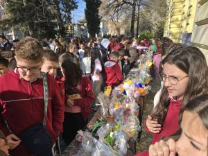 Ученици помагат с благотворителен базар на болната Мари