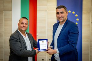 Петър Куленски награди мебелиста Стефан Владов, стъпил на Антарктида