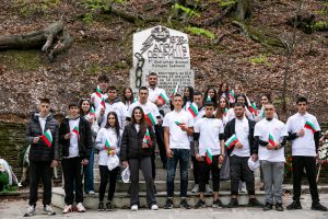 Десетокласници в туристически поход за Април 1876