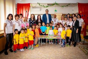 Кметът Куленски чете“Пепеляшка“ на малчугани