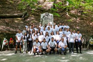 43 ученици от дуалното обучение почистиха местността Оборище