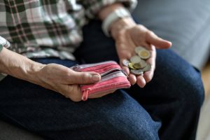 Великденските добавки влизат в сметките с априлските пенсии