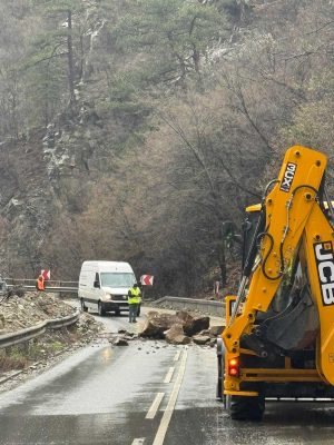 Паднали скали и камъни в дефилето към Велинград