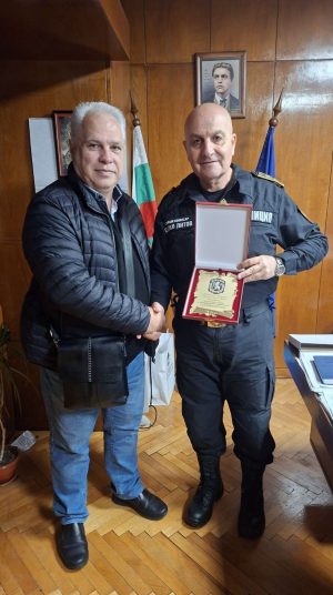 Почетен плакет за пенсионирания шеф на Полицейския участък в Белово