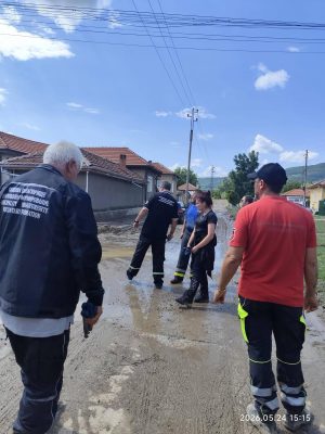 Доброволци от Панагюрище помагаха на бедстващи в Боженци и Севлиево