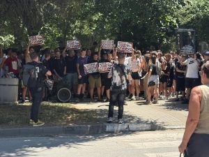Младежи протестират пред съдебната палата в Пазарджик