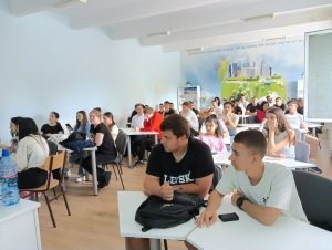 Ученици от гимназия в Пещера слушаха урок за безопасност на движението