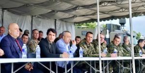 Областният управител наблюдава военно учение
