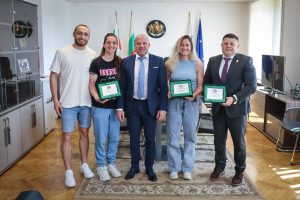Почетни плакети за сестри Стоеви