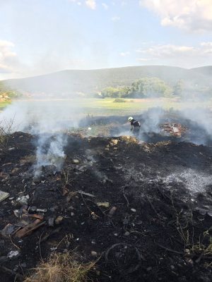 Горя пожар на сухи треви и отпадъци край с.Бяга