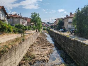 Община Велинград превантивно почиства речните корита