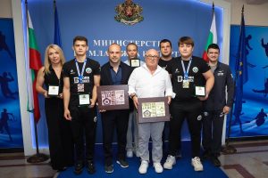 Спортният министър награди състезател и треньор от Спортното училище