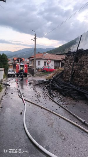 Изгоряха стопански постройки в с.Драгиново