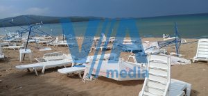 Силен вятър връхлетя Приморско и помете всичко по плажа