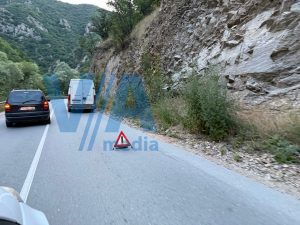 Аварирал бус затруднява движението към Велинград