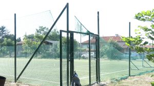 Скъсана мрежа превърна спортно игрище в проблем