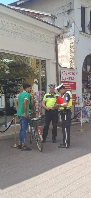 Започнаха проверки кой кара тротинетки и колела в пешеходната зона
