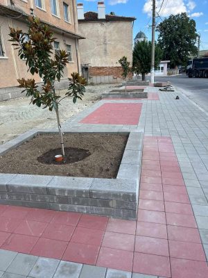 В Лесичово ремонтират площадчето, пострадало от ураганен вятър