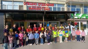 Деца поздравиха лекарите за празника им