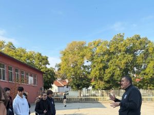 Ученици си направиха импровизирана историческа разходка