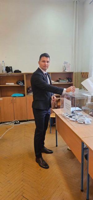 Милен Трифонов гласува в Пазарджик: