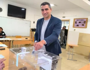 Кметът на Пазарджик гласува със семейството си