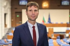 Депутатът Стефан Мирев внесе подписка за спешен ремонт на път